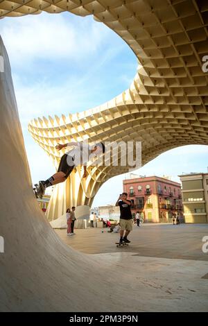 Siviglia Spagna - Setas de Sevilla o Metropol Parasol anche conosciuto come 'i funghi'. Si ritiene che sia la più grande struttura in legno del mondo. Foto Stock