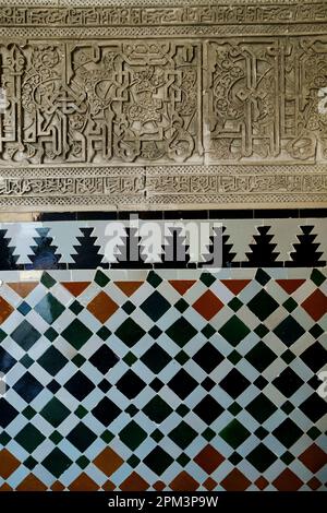 Particolare delle piastrelle moresche sulle pareti del Real Alcazar de Sevilla. Siviglia Andalucia Spagna Foto Stock