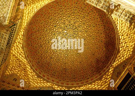 Elaborato soffitto a cupola dorato della sala degli ambasciatori al Real Alcazar de Sevilla. Siviglia Spagna. Foto Stock