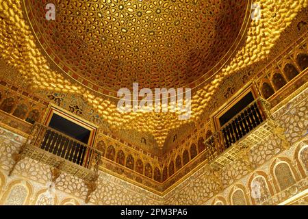 Elaborato soffitto a cupola dorato della sala degli ambasciatori al Real Alcazar de Sevilla. Siviglia Spagna. Foto Stock