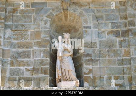 Francia, Gers, Boulaur, abbazia cistercense di San Statua di Maria, Vergine e Bambino in una nicchia all'ingresso Foto Stock