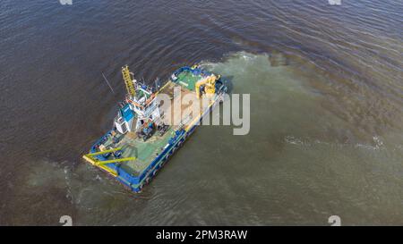 Aberdeen Harbour Scozia. Drago UKD Seahorse al lavoro all'ingresso del porto Foto Stock