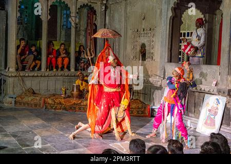 India, stato del Rajasthan, Udaipur, Bagore Ki Haveli, danze popolari Foto Stock