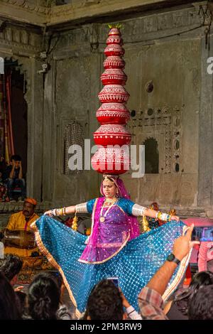 India, stato del Rajasthan, Udaipur, Bagore Ki Haveli, danze popolari Foto Stock