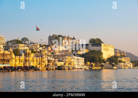 India, stato del Rajasthan, Udaipur, città vecchia e Palazzo della città sulla riva del lago Pichola Foto Stock