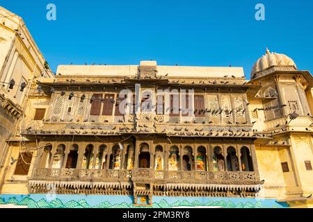 India, Rajasthan stato, Udaipur, città vecchia, Gangour Ghat sulla riva del lago Pichola Foto Stock