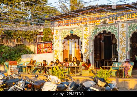 India, stato del Rajasthan, Pushkar, il Pushkar Inn cafe vicino al lago Foto Stock