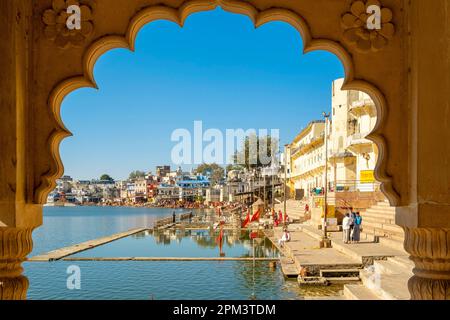 India, stato del Rajasthan, Pushkar, città Santa per gli induisti, il lago sacro circondato da 52 ghat balneari Foto Stock