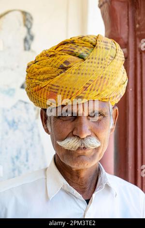 India, stato del Rajasthan, Pushkar, portiere in abito tradizionale all'entrata del Pushkar Palace Hotel Foto Stock