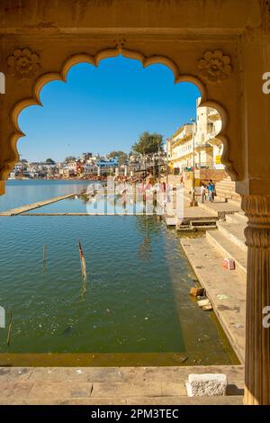 India, stato del Rajasthan, Pushkar, città Santa per gli induisti, il lago sacro circondato da 52 ghat balneari Foto Stock