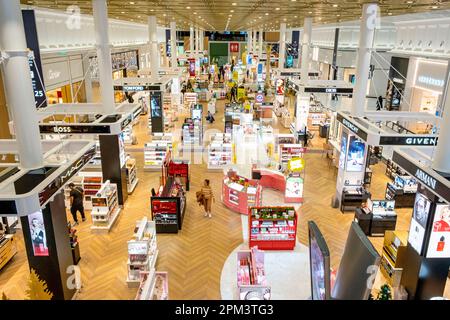 Francia, Val d'Oise, aeroporto Roissy Charles de Gaulle, nuovo terminal 1, rinnovato nel 2022 e inaugurato nel dicembre 2022, duty free Foto Stock