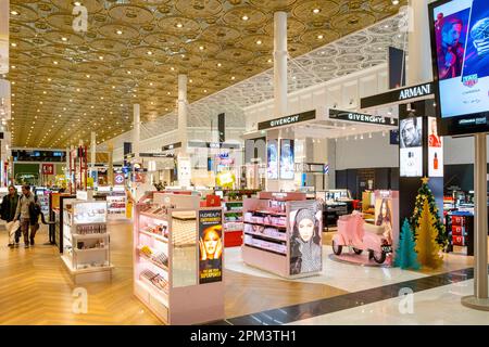 Francia, Val d'Oise, aeroporto Roissy Charles de Gaulle, nuovo terminal 1, rinnovato nel 2022 e inaugurato nel dicembre 2022, duty free Foto Stock