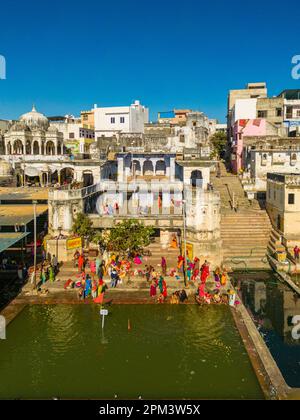 India, stato del Rajasthan, Pushkar, città Santa per gli indù, il lago sacro circondato da 52 ghat balneari (vista aerea) Foto Stock