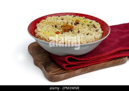 Vermicelli istantanei in un piatto su bianco Foto Stock