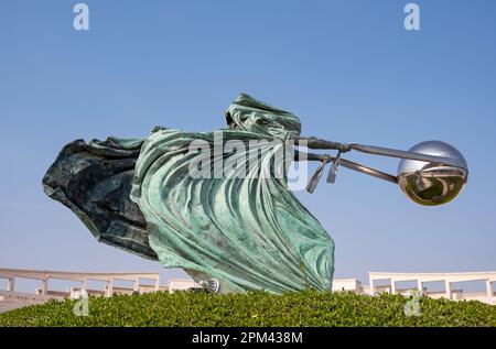 La scultura della forza della natura II di Lorenzo Quinn, Katara Cultural Village, Doha, Qatar Foto Stock