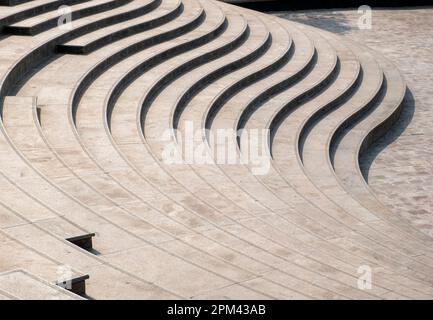 Vista diurna delle Lightning Stairs al Villaggio Culturale Katara, Doha, Qatar Foto Stock