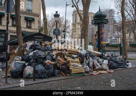 Un mucchio di rifiuti a Parigi, in Francia, durante gli scioperi della riforma pensionistica. Marzo 24, 2023. Foto Stock