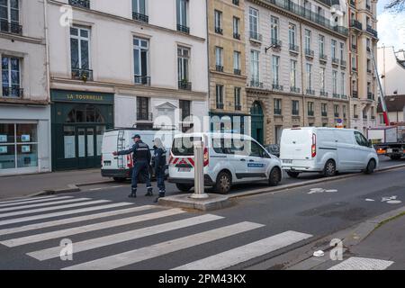 Poliziotti sulla strada Quai de la Tournelle a Parigi, Francia. Marzo 24, 2023. Foto Stock