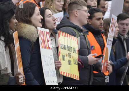 Londra, Regno Unito. 11th Apr, 2023. I medici junior in tutta l'Inghilterra hanno iniziato uno sciopero di quattro giorni che comporterà una stima di 350.000 appuntamenti, comprese le operazioni di cancellazione. Le linee di picket includevano UCL su Euston Road. I medici montarono linee di picket al di fuori degli ospedali dal 7am di oggi. Questo durerà fino a sabato mattina in una disputa deteriorante sulla retribuzione. Si tratta della più lunga azione industriale nel servizio sanitario, dal momento che infermieri, equipaggi di ambulanze e altri operatori sanitari hanno preso provvedimenti lo scorso anno. Credit: Kingsley Davis/Alamy Live News Foto Stock