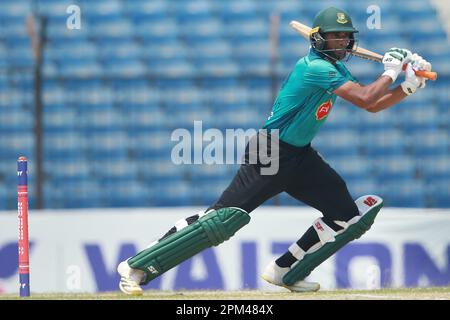 Mahmudullah si schiaccia durante la seconda partita della Dhaka Premier Division Cricket League 2022-23 tra il Mohammedan Sporting Club e Brother’s Union a K. Foto Stock