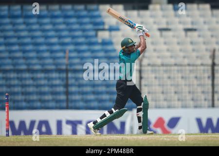 Mahmudullah si schiaccia durante la seconda partita della Dhaka Premier Division Cricket League 2022-23 tra il Mohammedan Sporting Club e Brother’s Union a K. Foto Stock