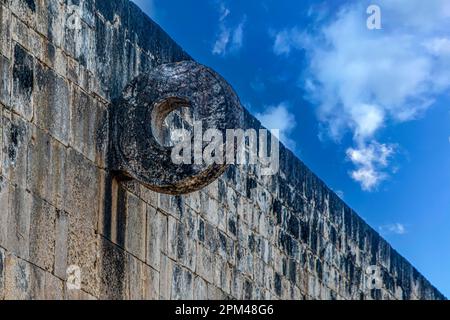 Muro di gioco della palla e cestino dalle rovine Maya di Chichen Itza nella penisola dello Yucatan, queste sono le vecchie rovine della civiltà Maya. Foto Stock