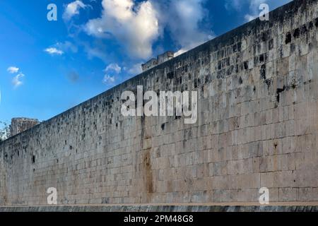 Muro di gioco della palla e cestino dalle rovine Maya di Chichen Itza nella penisola dello Yucatan, queste sono le vecchie rovine della civiltà Maya. Foto Stock