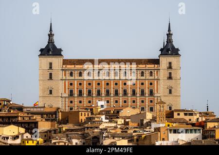 Vista dell'Alcazar di Toledo. Si tratta di una fortificazione rinascimentale in pietra situata nella parte più alta di Toledo. Durante la guerra civile spagnola, Nationalis Foto Stock