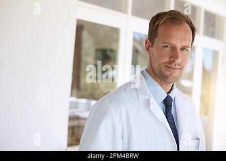 Mi occuperò di tutti gli anziani qui. Ritratto corto di un medico maschio maturo in piedi in una casa di riposo. Foto Stock