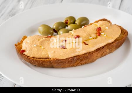 Ciotola di Tirokafuri a base di formaggio spalmata dalla Grecia Foto Stock