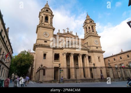 PAMPLONA, Spagna - 04 2022 luglio: Cattedrale di 'Santa María la Real' a Pamplona. Costruito nei secoli 14th e 15th, con facciata neoclassica. Foto Stock