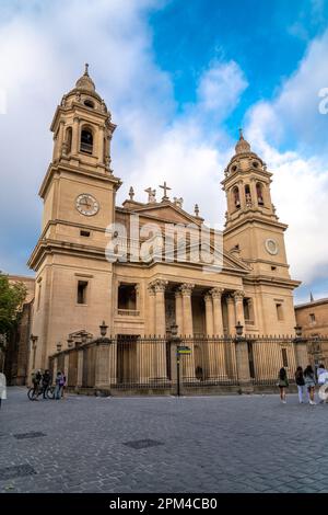 PAMPLONA, Spagna - 04 2022 luglio: Cattedrale di 'Santa María la Real' a Pamplona. Costruito nei secoli 14th e 15th, con facciata neoclassica. Foto Stock