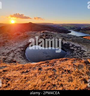 Catturare la bellezza di Bamford Edge al tramonto: Una vista mozzafiato Foto Stock
