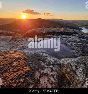 Catturare la bellezza di Bamford Edge al tramonto: Una vista mozzafiato Foto Stock