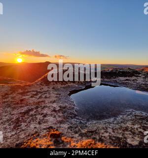 Catturare la bellezza di Bamford Edge al tramonto: Una vista mozzafiato Foto Stock