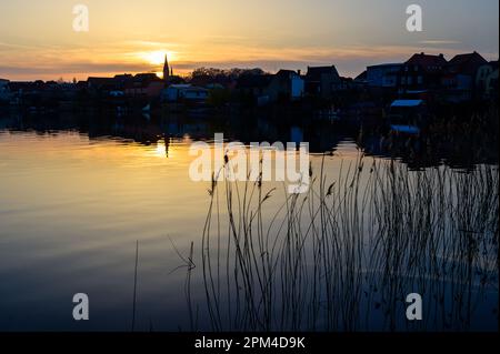 Vista sulla città dell'isola di Malchow durante il tramonto, Meclemburgo Pomerania occidentale - Germania Foto Stock