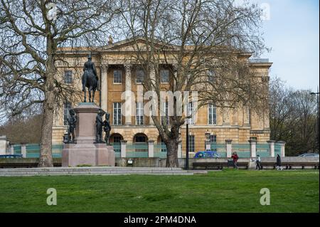 Apsley House, ex casa del primo duca di Wellington e ora gestito dalla tradizione inglese come un museo, sorge a Hyde Park Corner, Londra, Inghilterra, Regno Unito Foto Stock