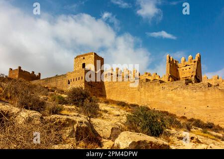 L'Alcazaba di Almeria una fortezza del 10th ° secolo costruita durante il periodo musulmano del dominio in Andalusia nel sud della Spagna. Foto Stock