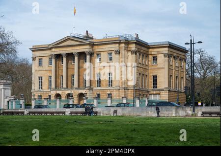 Apsley House, ex casa del primo duca di Wellington e ora gestito dalla tradizione inglese come un museo, sorge a Hyde Park Corner, Londra, Inghilterra, Regno Unito Foto Stock