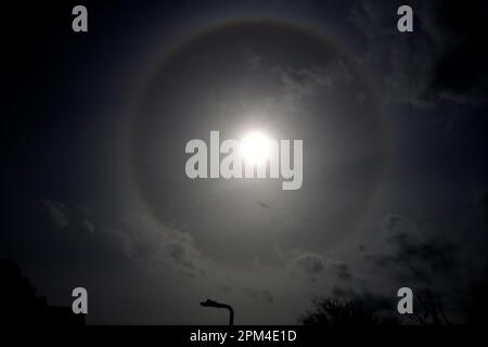 Hook Norton, Regno Unito. 11th Apr, 2023. Gli aloni circolari sono creati nell'atmosfera superiore da cristalli di ghiaccio riflessi dal sole il 11 aprile 2023. Credit: Melvin Green/Alamy Live News. Credit: MELVIN GREEN/Alamy Live News Foto Stock