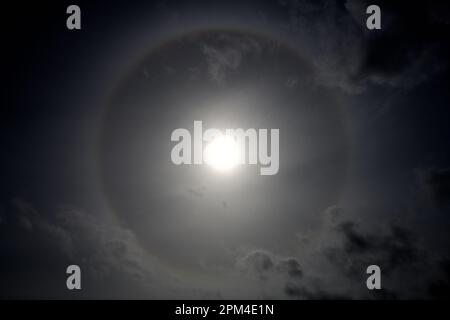 Hook Norton, Regno Unito. 11th Apr, 2023. Gli aloni circolari sono creati nell'atmosfera superiore da cristalli di ghiaccio riflessi dal sole il 11 aprile 2023. Credit: Melvin Green/Alamy Live News. Credit: MELVIN GREEN/Alamy Live News Foto Stock