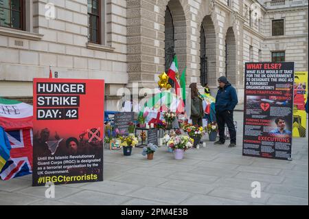 Anti Iranian IRGC accampamento di protesta della fame di fronte all'Ufficio degli Esteri e del Commonwealth a King Charles Street, Londra Foto Stock
