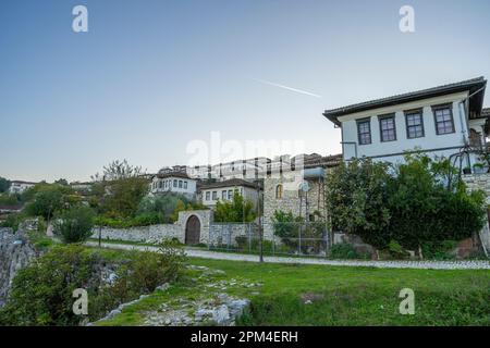 Vista di Berat, città storica nel sud dell'Albania Foto Stock