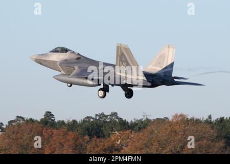 F-22A Raptor dalla 3rd Fighter Wing a Elmendorf AFB in Alaska arrivando a RAF Lakenheath in rotta a casa a seguito di uno schieramento europeo. Foto Stock