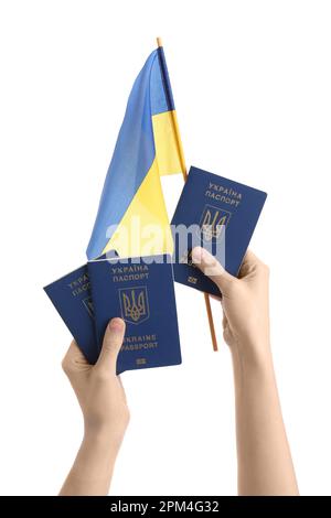 Donna con passaporto e bandiera dell'Ucraina su sfondo bianco Foto Stock