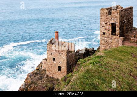 Rovine della miniera di Botallack, costa settentrionale del Kernow (Cornovaglia), Regno Unito Foto Stock