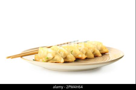 Piatto con gustosi jiaozi cinesi e cipolla verde su fondo bianco Foto Stock