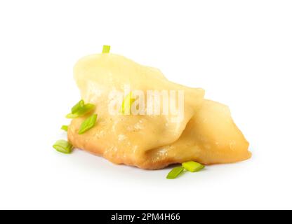 Gustosi jiaozi cinesi con cipolla verde su fondo bianco Foto Stock