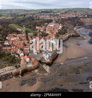 robin hoods bay vicino a whitby north yorkshire vista alta dalla spiaggia formato piazza Foto Stock