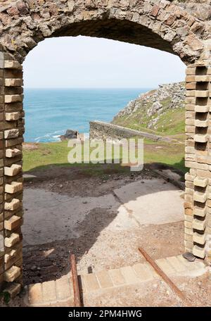 Rovine della miniera di Botallack, costa settentrionale del Kernow (Cornovaglia), Regno Unito Foto Stock